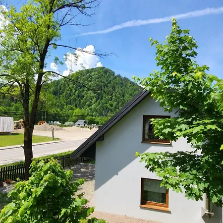 Jarmuta Lodge *
